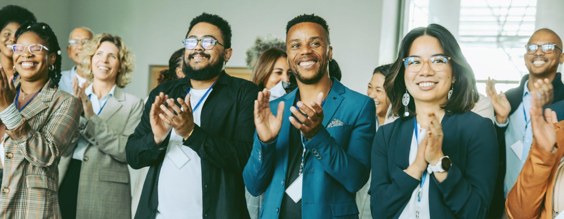 Kollaborative Arbeitsszene mit Feedback und gemeinsamer Projektumsetzung