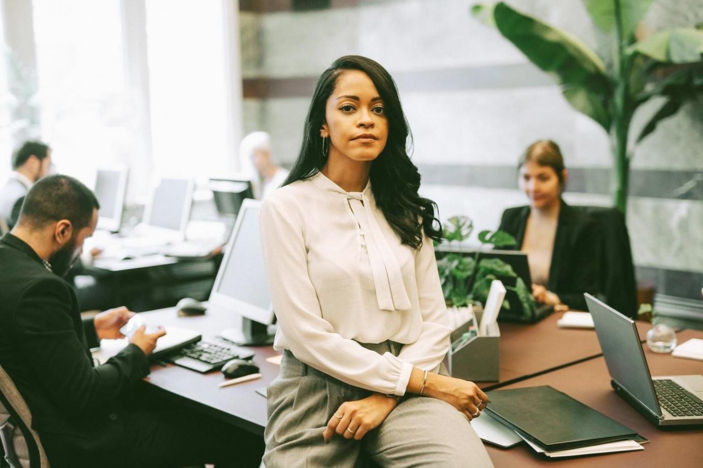 Moderner Lernraum mit Designarbeitsplätzen und Bildschirmen