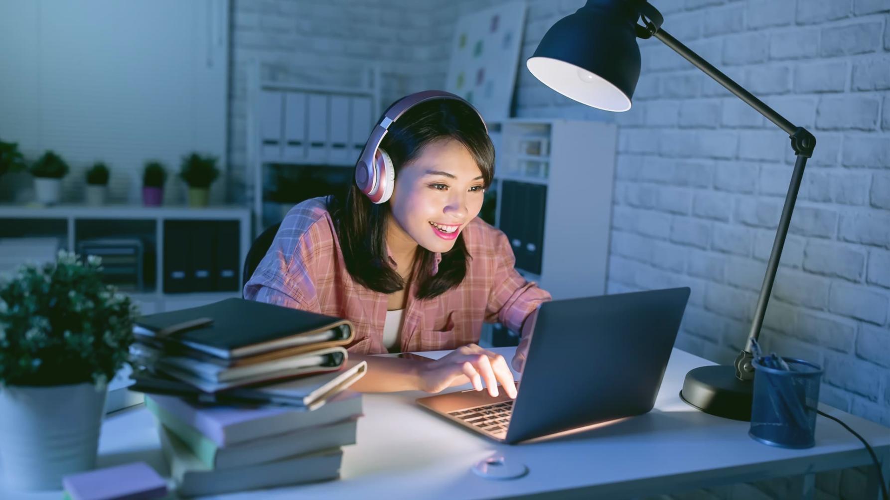 Moderne Arbeitsumgebung für digitales Design mit aufgeräumtem Schreibtisch und Technologie