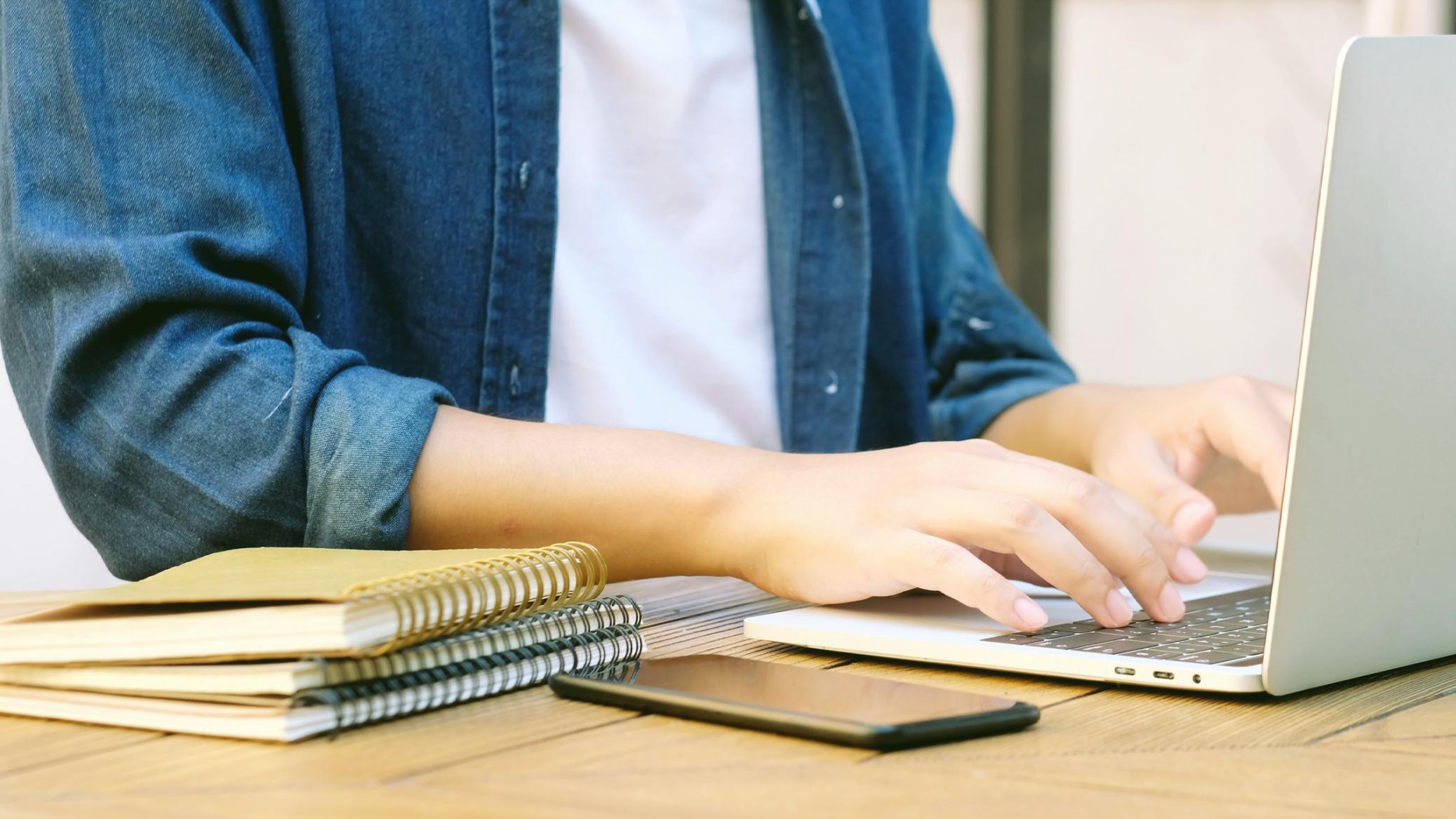 Professionelle Design-Arbeitsumgebung mit mehreren Monitoren und kreativem Workflow